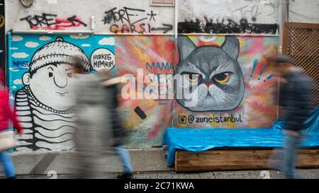 Besiktas, istanbul - Dezember 2017: Eine Wand mit Wandmalereien im Stadtteil Besiktas, istanbul Stockfoto