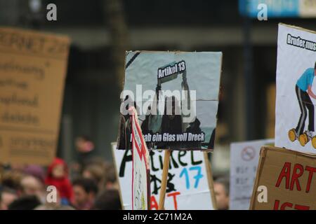 Demonstranten in Dortmund, NRW, halten ein Protestschild mit der Aufschrift "Piraten der Karibik" hoch, das einen Gesetzesvorschlag als "Krug Dreck" bezeichnet. Stockfoto