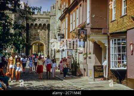 Church Street mit Blick auf Henry VIII Gate, Windsor, Berkshire, England, Großbritannien. Ca. 1990er Jahre Stockfoto