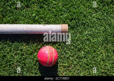 Cricket Ball und Fledermaus Hintergrund. Stockfoto