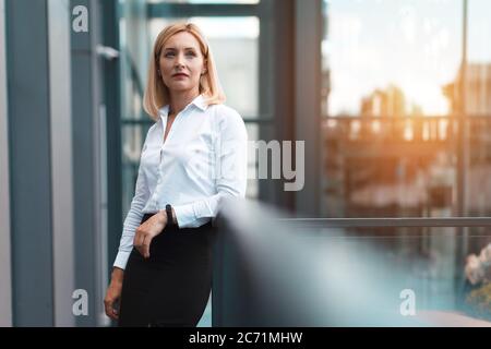 Porträt einer seriösen Geschäftsfrau in der Nähe des Bürogebäudes Stockfoto