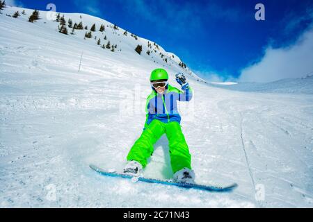 Niedlichen kleinen Jungen auf Snowboard stoppen nach dem schnellen bewegen vor der Kamera Stockfoto