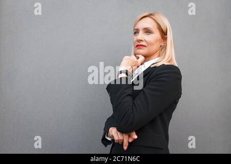Porträt einer nachdenklichen Frau in einem schwarzen Business-Anzug Stockfoto