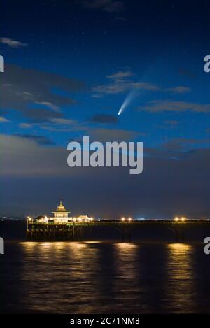 Komet C/2020 F3 Neowise über Clevedon Pier in der Severn Mündung in North Somerset, England während seines Besuchs in unserem Himmel im Juli 2020. Stockfoto