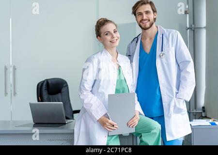 Medizinisches Team Diskutiert Behandlungsoptionen Mit Patienten. Ärzteteam, das im Besprechungsraum eine Besprechung abhalten wird Stockfoto