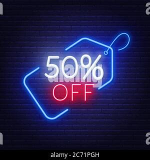 50 Prozent Rabatt auf Neonzeichen auf dunklem Hintergrund. Stock Vektor