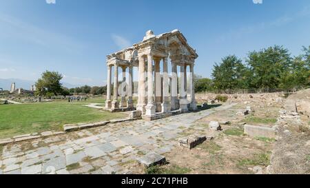 Aydin, Türkei - Oktober 2015 - die Tetrapylon Ruinen, einst ein monumentales Tor in Aphrodisias Türkei mit Blick auf Berge im Hintergrund Stockfoto