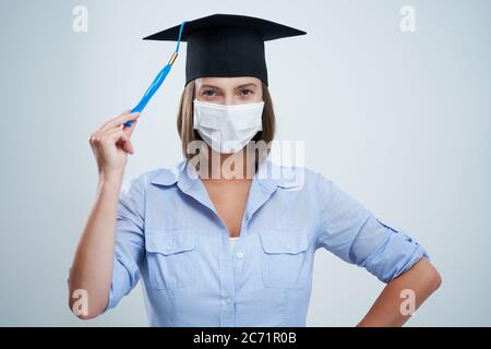 Schüler tragen Schutzmaske isoliert auf weißem Hintergrund Stockfoto