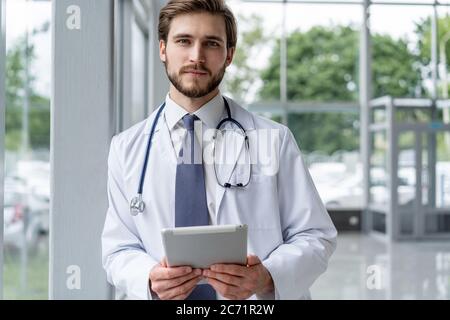 Männlicher Arzt mit Tablet-Computer im Krankenhaus. Stockfoto