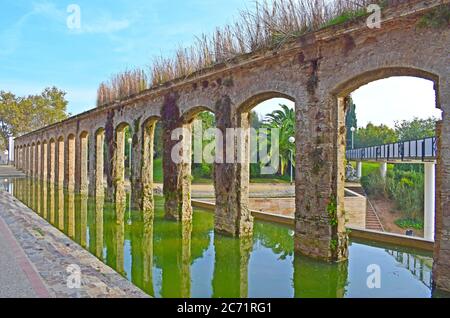 Aquädukt in El Clot öffentlichen Park in Barcelona Spanien Stockfoto