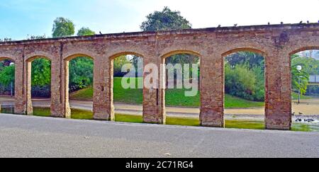 Aquädukt in El Clot öffentlichen Park in Barcelona Spanien Stockfoto