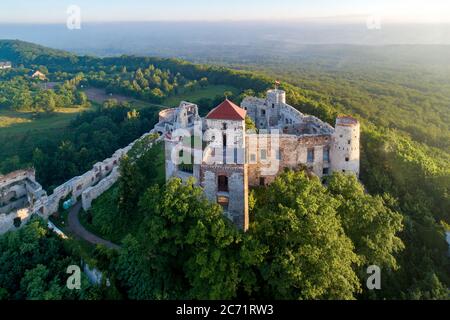 Ruinen des mittelalterlichen Schlosses Tenczyn in Rudno bei Krakau in Polen. Luftaufnahme im Sonnenaufgangslicht im Sommer Stockfoto