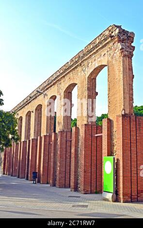 Aquädukt in El Clot öffentlichen Park in Barcelona Spanien Stockfoto