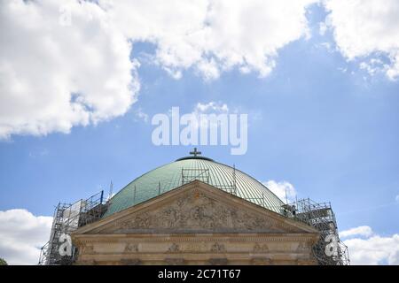 Berlin, Deutschland. Juli 2020. Die St. Hedwigs Kathedrale ist für Bauarbeiten gerüst. Kritiker versuchen, Teile des Wiederaufbaus vor Gericht zu verhindern. Mehrere Urheberrechtsklagen gegen die Neugestaltung des Kircheninnenraums werden am 14. Juli vor dem Landgericht Berlin vernommen. Quelle: Britta Pedersen/dpa-Zentralbild/dpa/Alamy Live News Stockfoto