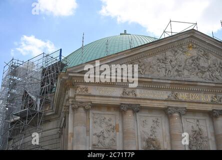 Berlin, Deutschland. Juli 2020. Die St. Hedwigs Kathedrale ist für Bauarbeiten gerüst. Kritiker versuchen, Teile des Wiederaufbaus vor Gericht zu verhindern. Mehrere Urheberrechtsklagen gegen die Neugestaltung des Kircheninnenraums werden am 14. Juli vor dem Landgericht Berlin vernommen. Quelle: Britta Pedersen/dpa-Zentralbild/dpa/Alamy Live News Stockfoto