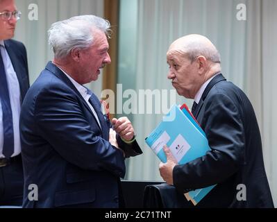 (200713) -- BRÜSSEL, 13. Juli 2020 (Xinhua) -- der französische Außenminister Jean-Yves Le Drian (R) und der luxemburgische Außenminister Jean Asselborn bereiten sich auf eine Sitzung des EU-Außenrats am EU-Hauptsitz in Brüssel, Belgien, am 13. Juli 2020 vor. (Europäische Union/Handout über Xinhua) Stockfoto