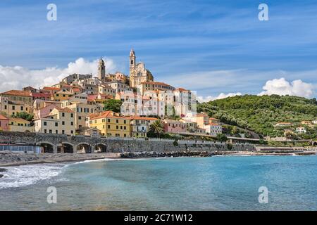 Strand von Imperia Cervo und Kirche San Giovanni Battista in Ligurien. Alte mittelalterliche Stadt in Italien. Reiseziel. Mittelmeer. Stockfoto