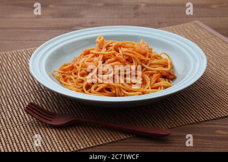 Spaghetti pescatore italienische Speisen auf Teller isoliert auf dem Tisch Stockfoto