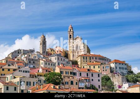 Die Kirche von Imperia Cervo und San Giovanni Battista in Ligurien. Alte mittelalterliche Stadt in Italien. Reiseziel. Mittelmeer. Stockfoto