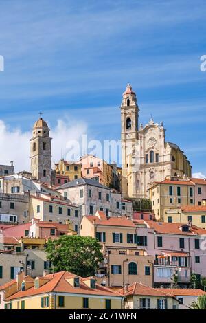 Die Kirche von Imperia Cervo und San Giovanni Battista in Ligurien. Alte mittelalterliche Stadt in Italien. Reiseziel. Mittelmeer. Stockfoto