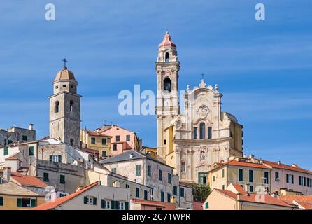 Die Kirche von Imperia Cervo und San Giovanni Battista in Ligurien. Alte mittelalterliche Stadt in Italien. Reiseziel. Mittelmeer. Stockfoto