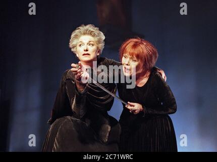 l-r: Barbara Jefford (Oenone), Diana Rigg (Phedre) in PHEDRE von Racine am Albery Theatre, London WC2 09/09/1998 eine Produktion des Almeida Theatre in einer neuen Version von Ted Hughes Design: Maria Bjornson Beleuchtung: Mark Henderson Regie: Jonathan Kent Stockfoto