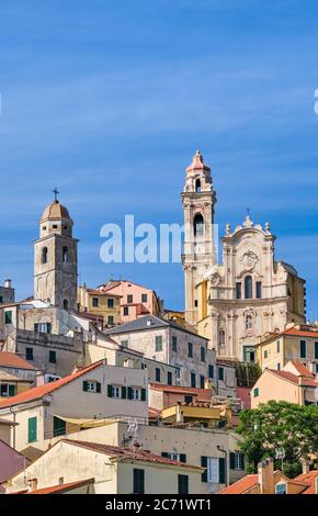 Die Kirche von Imperia Cervo und San Giovanni Battista in Ligurien. Alte mittelalterliche Stadt in Italien. Reiseziel. Mittelmeer. Stockfoto