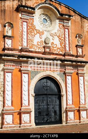 Der Blick auf die Fassade des Convento de la Orden de los Predicadores in Santo Domingo, Dominikanische Republik Stockfoto