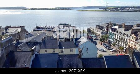 Blick über Cobh, County Cork, Irland Richtung Cork Hafen und Spike Island. Stockfoto