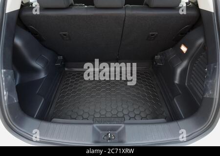Novoselivka, Region Dnipropetrovsk, Ukraine - 10. juli 2020: Nissan Juke 2019 interior. Auto mit offenem leerem Kofferraum Stockfoto