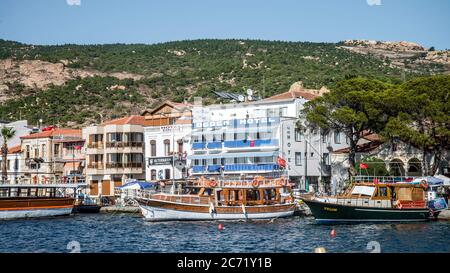 Foca, Izmir, Türkei - August 2013: Boote entlang der Küste der Kurstadt Foca Stockfoto