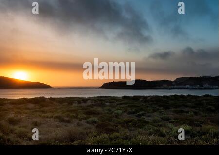 Blick auf die Bucht von São Martinho do Porto bei Sonnenuntergang, in Portugal; Konzept für Sommerferien und Roadtrip in Portugal Stockfoto