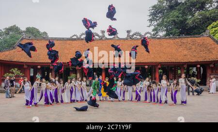 Hanoi Vietnam November 2015 Vietnamesische Studenten feiern ihren Abschluss im Tempel der Literatur Stockfoto