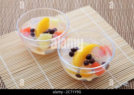 Früchte mitsumame japanische Dessert isoliert auf Tisch Stockfoto