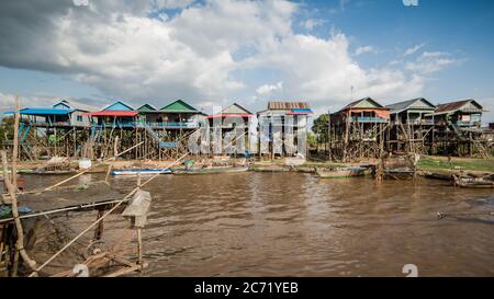 TONLE SAP LAKE, KAMBODSCHA, 07. Dezember 2015: - Fischerdorf Kompong Khleang am Tonle SAP Lake, Kambodscha. Der See ist der größte im Südosten Stockfoto