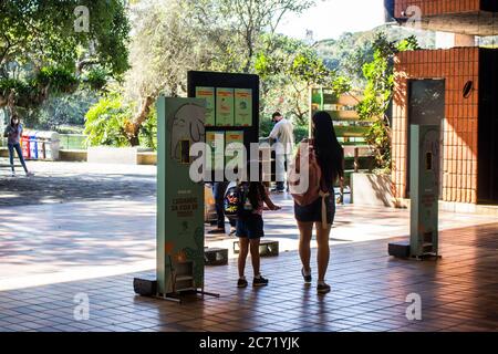 Sao Paulo, Sao Paulo, Brasilien. Juli 2020. (INT) Wiedereröffnung des Sao PauloÃ¢â‚¬â„¢Zoo. 13. Juli 2020, Sao Paulo, Brasilien: Bewegung der Menschen im Zoo Sao PauloÃ¢â‚¬â„¢während der Wiedereröffnung der städtischen Parks und Akademien in Sao Paulo nach fast 3 Monaten der Schließung wegen der covid-19 Pandemie in der Nachbarschaft der Agua Funda Süd-Zone von Sao Paulo.Kredit: Van Campos/Thenews2 Kredit: Van Campos/TheNEWS2/ZUMA Wire/Alamy Live News Stockfoto