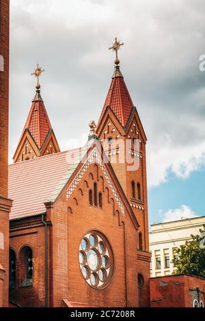 Kirche des Heiligen Simon und Helen oder rote Kirche und Brunnen am Platz der Unabhängigkeit In Minsk, Belarus Stockfoto