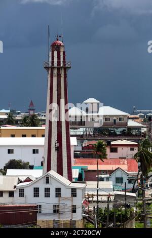 Guyana, Demerara-Mahaica Region, Georgetown, das Licht Haus aus Backstein im Jahr 1830 gebaut, um eine frühere hölzerne von den Holländern gebaut ersetzen. Es ist achteckig in der Form und steigt 103 Fuß. Es ist ein Guyana National Monument. Der Stabroek-Markt-Uhrenturm ist links in der Ferne sichtbar. Stockfoto