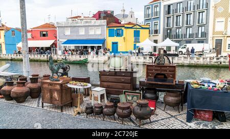 Aveiro, Portugal - April 2018: Einige Artikel auf dem monatlichen Flohmarkt an den Kanälen in Aveiro, Portugal Stockfoto