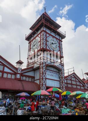 Guyana, Demerara-Mahaica Region, Georgetown, der Stabroek Markt wurde offiziell im Jahr 1842 gechartert, aber ein Markt hatte in diesem Ort viel früher existiert. Das Marktgebäude mit seinem markanten Uhrenturm umfasst rund 80,000 qm. Die Eisen- und Stahlkonstruktion wurde 1881 erbaut und ist damit das älteste Gebäude, das noch in der Stadt in Gebrauch ist. Es ist ein geschäftiges Zentrum des Lebens in der Stadt. Stockfoto