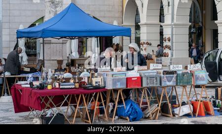 Aveiro, Portugal - April 2018: Paar verkauft Retro-Schallplatte und Artikel auf dem monatlichen Flohmarkt in Aveiro, Portugal Stockfoto