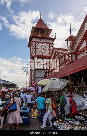 Guyana, Demerara-Mahaica Region, Georgetown, der Stabroek Markt wurde offiziell im Jahr 1842 gechartert, aber ein Markt hatte in diesem Ort viel früher existiert. Das Marktgebäude mit seinem markanten Uhrenturm umfasst rund 80,000 qm. Die Eisen- und Stahlkonstruktion wurde 1881 erbaut und ist damit das älteste Gebäude, das noch in der Stadt in Gebrauch ist. Es ist ein geschäftiges Zentrum des Lebens in der Stadt. Stockfoto