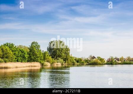 Luxus-Ferienhäuser rund um einen der Seen im Cotswold Water Park, South Cerney, Gloucestershire. Stockfoto