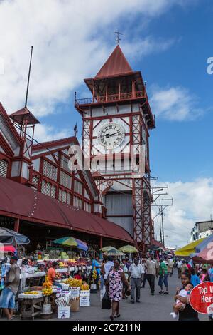 Guyana, Demerara-Mahaica Region, Georgetown, der Stabroek Markt wurde offiziell im Jahr 1842 gechartert, aber ein Markt hatte in diesem Ort viel früher existiert. Das Marktgebäude mit seinem markanten Uhrenturm umfasst rund 80,000 qm. Die Eisen- und Stahlkonstruktion wurde 1881 erbaut und ist damit das älteste Gebäude, das noch in der Stadt in Gebrauch ist. Es ist ein geschäftiges Zentrum des Lebens in der Stadt. Stockfoto