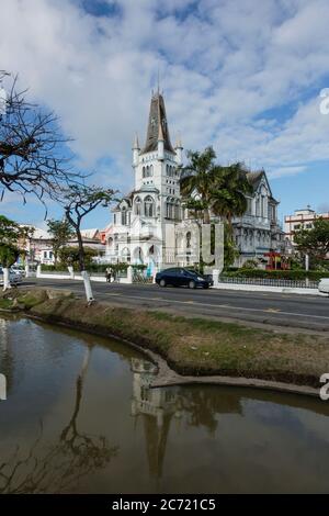 Guyana, Demerara-Mahaica Region, Georgetown, das alte Rathaus aus Holz gebaut und 1889 im Donau-gotischen Stil fertiggestellt. Es ist nicht mehr das Rathaus und ist in Verfall geraten. Stockfoto