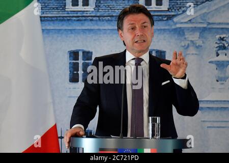 Meseberg, Deutschland. Juli 2020. Italiens Ministerpräsident Giuseppe Conte spricht nach ihrem Gespräch im Gästehaus der Bundesregierung auf Schloss Meseberg bei der gemeinsamen Pressekonferenz mit der Bundeskanzlerin. Quelle: Tobias Schwarz/AFP Pool/dpa/Alamy Live News Stockfoto