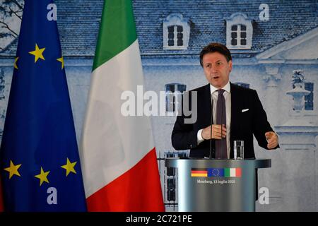 Meseberg, Deutschland. Juli 2020. Italiens Ministerpräsident Giuseppe Conte spricht nach ihrem Gespräch im Gästehaus der Bundesregierung auf Schloss Meseberg bei der gemeinsamen Pressekonferenz mit der Bundeskanzlerin. Quelle: Tobias Schwarz/AFP Pool/dpa/Alamy Live News Stockfoto