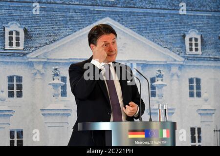 Meseberg, Deutschland. Juli 2020. Italiens Ministerpräsident Giuseppe Conte spricht nach ihrem Gespräch im Gästehaus der Bundesregierung auf Schloss Meseberg bei der gemeinsamen Pressekonferenz mit der Bundeskanzlerin. Quelle: Tobias Schwarz/AFP Pool/dpa/Alamy Live News Stockfoto