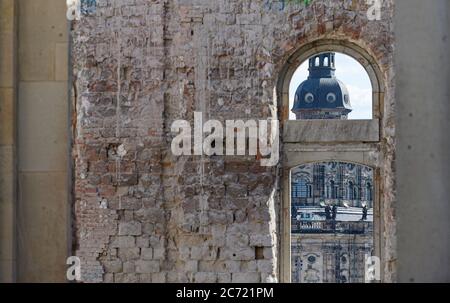 Dresden, Deutschland. Juli 2020. Hinter einem Fenster der Dachhütte ist der Hausmannsturm des Residenzschloss und Teile der Hofkirche zu sehen. Das barocke Gebäude wird derzeit in ein Archiv der Avantgarde umgewandelt. Quelle: Robert Michael/dpa-Zentralbild/ZB/dpa/Alamy Live News Stockfoto