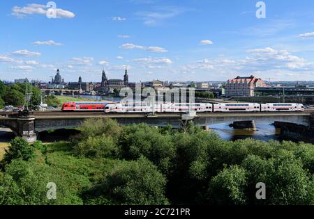 Dresden, Deutschland. Juli 2020. Vor der historischen Altstadt mit der Frauenkirche (l-r), dem Ständehaus, der Hofkirche, dem Residenzschloss, der Semperoper, dem Sächsischen Landtag, dem Hotel Maritim und dem ICC (Internationales Congress Center) auf der Marienbrücke über die Elbe verkehren S-Bahn und IC. Quelle: Robert Michael/dpa-Zentralbild/ZB/dpa/Alamy Live News Stockfoto